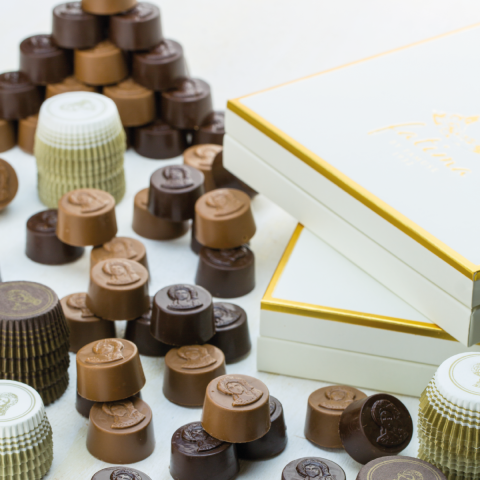 Fatima Gold Medium Chocolate Box (16 Pcs)
