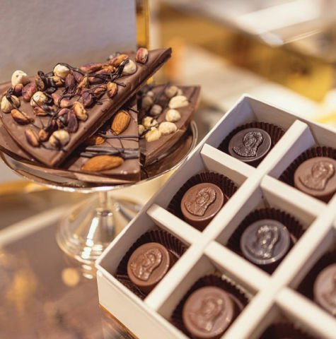 Fatima Gold Medium Chocolate Box (16 Pcs)